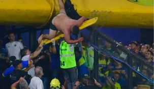 El hincha quedó colgado del alambrado al intentar pasar de tribuna.&nbsp;