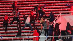 Al menos son 30 personas con derecho de admisión. Al menos son 30 personas con derecho de admisión.