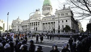 El Gobierno desplegó el aparato represivo para contener la movilización contra el veto de Javier Miliei a la reforma jubilatoria.