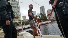 Joseph Malinowski, apodado Teniente Dan por el personaje de la película Forest Gump, se negó a ser evacuado por la llegada del huracán Milton. Joseph Malinowski, apodado Teniente Dan por el personaje de la película Forest Gump, se negó a ser evacuado por la llegada del huracán Milton.