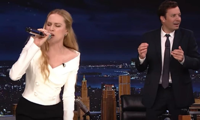 La artista deslumbró a Jimmy Fallon con sus imitaciones.