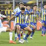 Alejo Velis lucha el balón con Di Cesare, quien fue expulsado por doble amarilla. Alejo Velis lucha el balón con Di Cesare, quien fue expulsado por doble amarilla.