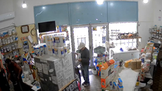 Al principio la empleada pensó que era una broma. Al principio la empleada pensó que era una broma.