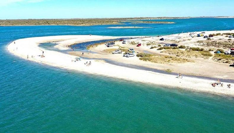 Punta Perdices se destaca por su tranquilidad y aguas cristalinas, ideales para el verano.