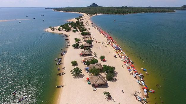 Escapada amazónica: cuál es la playa brasileña que combina mar con selva