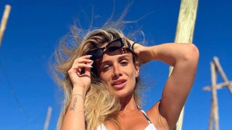 El look que eligió Camila Homs para la playa.