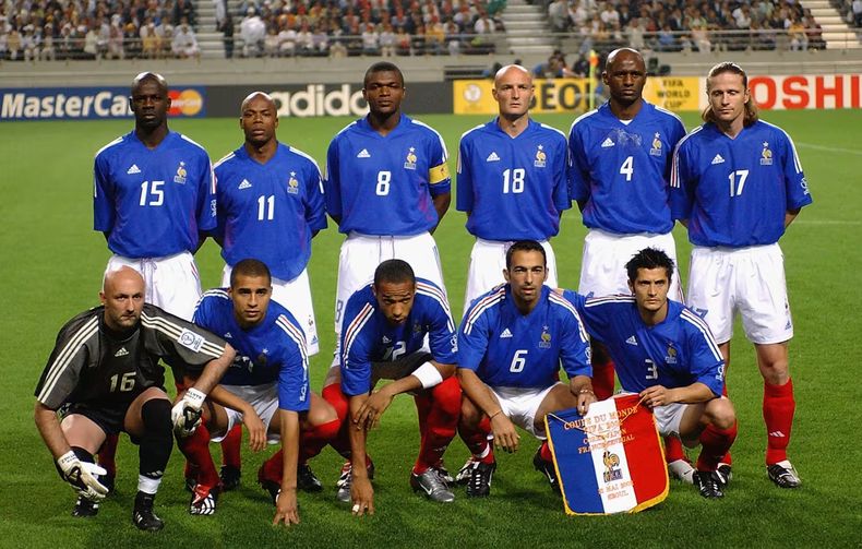 Arriba; Lilian Thuram, Sylvain Wiltord, Marcel Desailly, Franck Lebouef, Patrick Vieira y Emmanuel Petit. Abajo; Fabían Barthez, David Trezeguet, Thierry Henry, Youri Djorkaeff y Bixente Lizarazu.