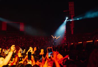 Chano Charpentier sobre el escenario del Regreso Tour.