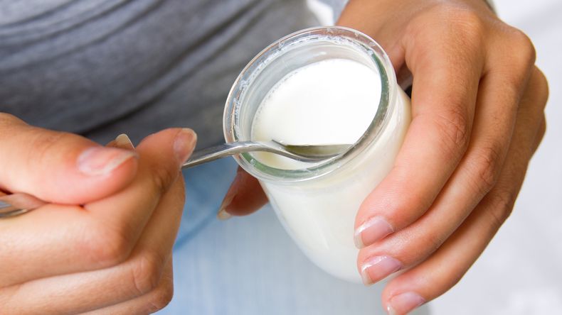 Soñar con yogurt puede tener un significado relacionado a la salud, así como a la abundancia, o bien al amor.