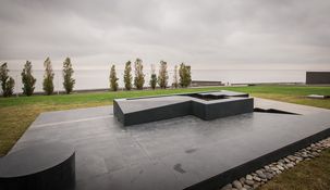 El arte, la arquitectura y el entorno natural se integran para construir un mensaje claro y perdurable. El arte, la arquitectura y el entorno natural se integran para construir un mensaje claro y perdurable.