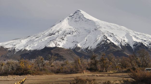 Este imponente volcán se sitúa dentro del Parque Nacional Lanín del lado argentino y el Parque Nacional Villarrica del lado chileno.