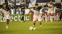 Se reanuda el partido tras los incidentes. Se reanuda el partido tras los incidentes.