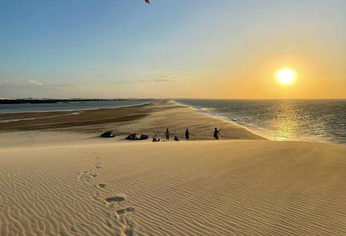 Es uno de los pocos lugares de Brasil donde se puede ver el atardecer sobre el mar. Es uno de los pocos lugares de Brasil donde se puede ver el atardecer sobre el mar.