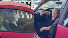 La abuela sorprendió a todos con su nivel de autonomía. La abuela sorprendió a todos con su nivel de autonomía.