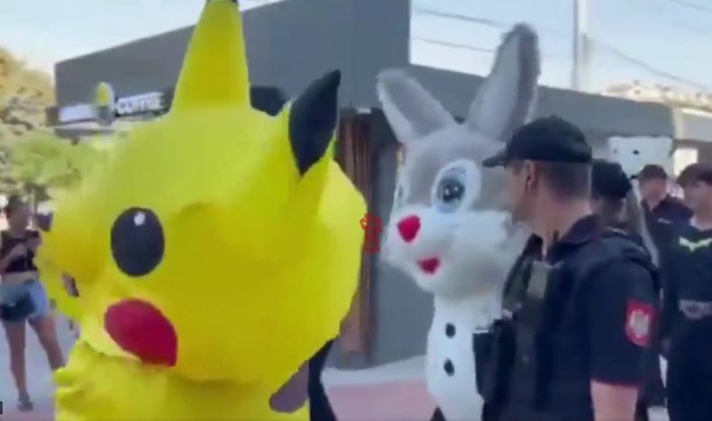 Pikachu y Labubu se fueron en patrullero.