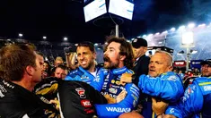 Piñas y tensión en la NASCAR: dos pilotos terminaron a los golpes tras un choque en la pista