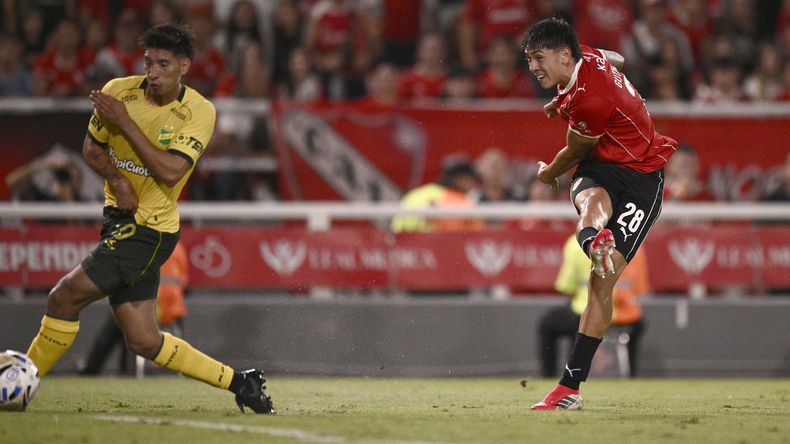 El chileno Maxi Gutiérrez ya saca el derechazo para meter su primer gol en el Rojo.