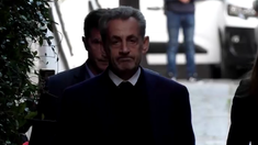 Nicolas Sarkozy salió de su casa junto a su esposa, Carla Bruni, para ir a la cárcel. Nicolas Sarkozy salió de su casa junto a su esposa, Carla Bruni, para ir a la cárcel.