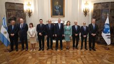 Los funcionarios del Gobierno junto al secretario general de la OCDE.