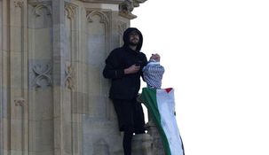 El hombre enarboló una bandera y una kefia, el tradicional pañuelo palestino. El hombre enarboló una bandera y una kefia, el tradicional pañuelo palestino.