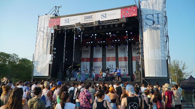 Por el escenario pasaron The Magic Fingers, Clara Cava y Nafta.