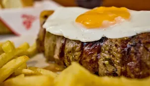 Este bodegón es famoso por sus carnes al carbón.