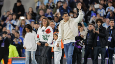 Di María ingresó al campo de juego con su familia. Di María ingresó al campo de juego con su familia.