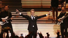 Por la lluvia y el viento, Luis Miguel abandonó un show antes de tiempo y estalló la indignación de sus fans. Por la lluvia y el viento, Luis Miguel abandonó un show antes de tiempo y estalló la indignación de sus fans.