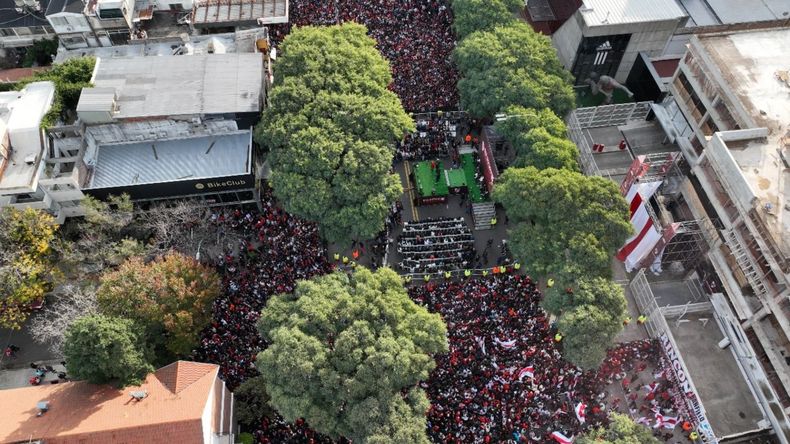 Miles de hinchas se acercaron a celebrar al técnico más ganador de River. 