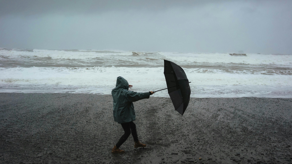 Alerta por viento en Buenos Aires: el ciclón extratropical genera ráfagas huracanadas y oleaje en la costa