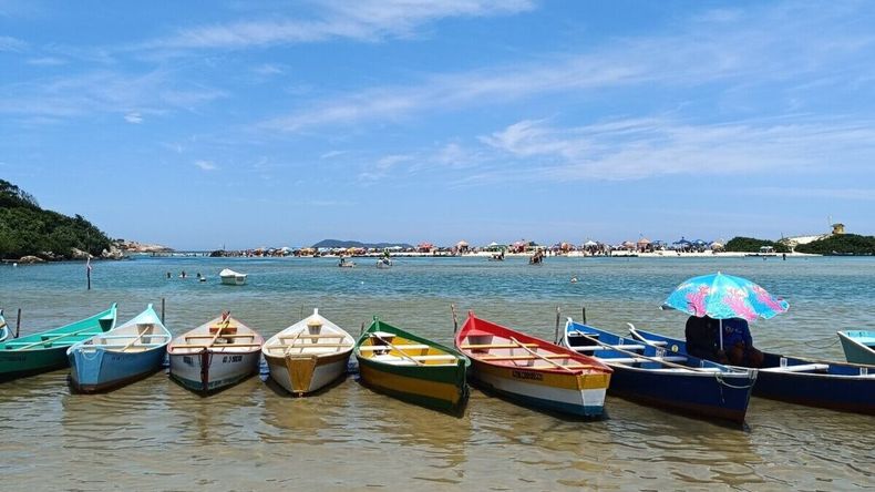 Los botes de colores forman parte del paisaje de esta playa.