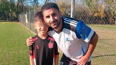 Fabián junto a su hijo, Thiago, de siete años, quien lucha por su vida.