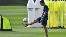 El técnico evalúa realizar cambios en el equipo. El técnico evalúa realizar cambios en el equipo.