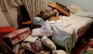 Los delincuentes le robaron ahorros en efectivo. Los delincuentes le robaron ahorros en efectivo.