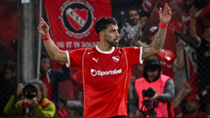 Avalos fue la figura de la noche en un clásico pintado de rojo.