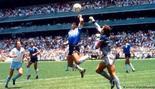 El primer gol de Maradona ante Inglaterra. El primer gol de Maradona ante Inglaterra.