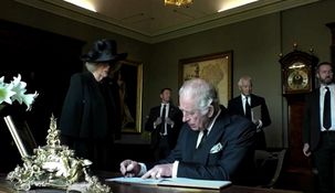Carlos III en otra actitud polémica, tras asumir como rey.&nbsp;