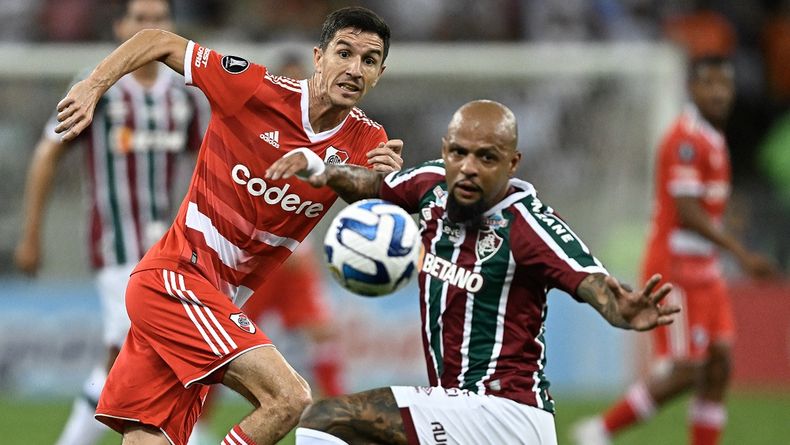 Nacho Fernández ante Felipe Melo, mediocampista de Fluminense.