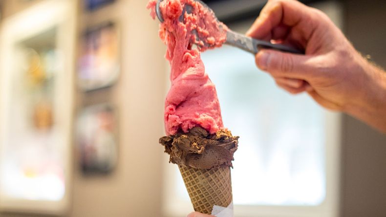 Comer helado a diario incrementa la ingesta de azúcares simples y grasas saturadas.