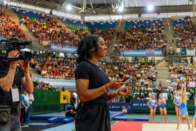 Biles ante miles de personas en el Parque Roca.