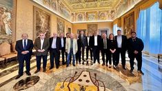 El Papa Francisco junto a representantes gtemiales y de la economía popular.