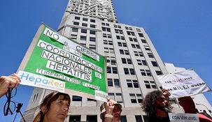 El abrazo al Ministerio de Salud, un reclamo por la restitución de las Coordinaciones de Tuberculosis y Hepatitis.