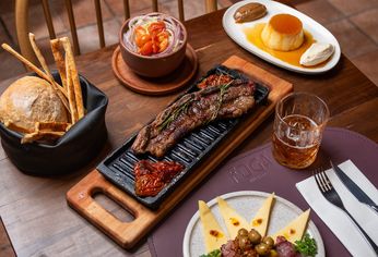 La carta recorre carnes ahumadas, platos de parrilla, vinos y cócteles de autor. La carta recorre carnes ahumadas, platos de parrilla, vinos y cócteles de autor.