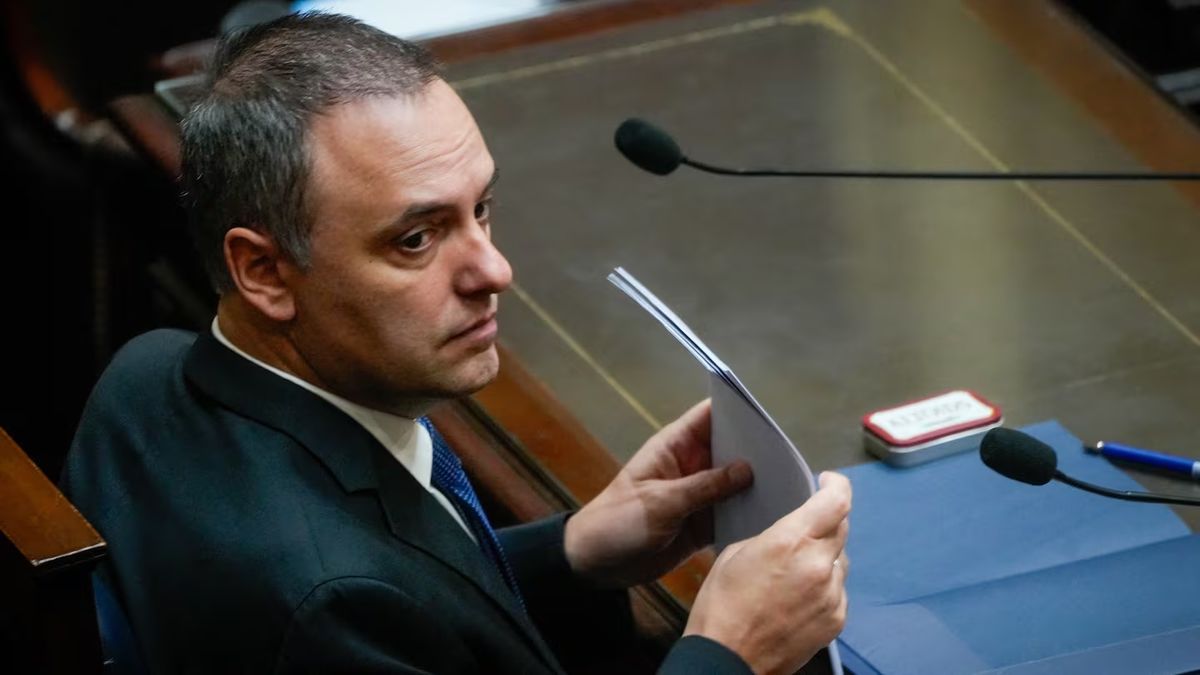 Manuel Adorni fantasea con que el Mundial pueda desviar la atención de su declaración jurada