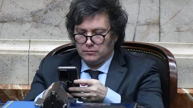 Según la denuncia de H.I.J.O.S., los autores del hecho dejaron una pintada con una referencia a Milei.