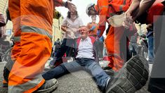 El diputado Carlos Castagneto fue socorrido en la vereda.