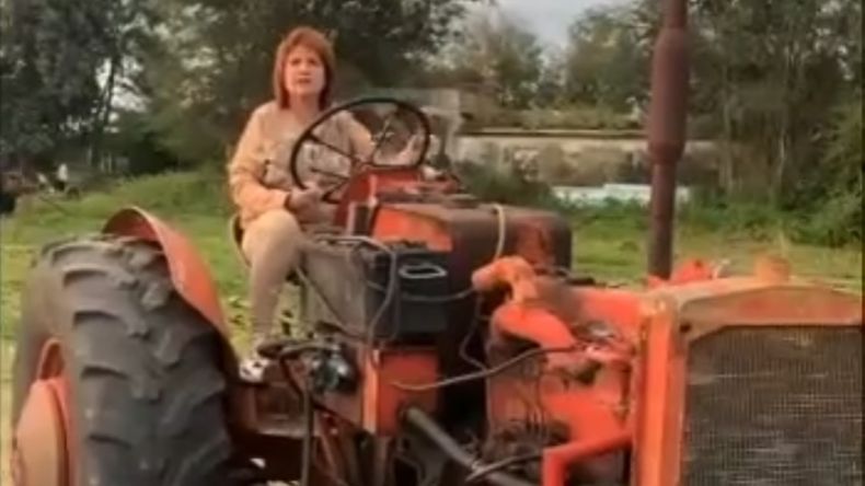 Bullrich se mostró arriba de un tractor.