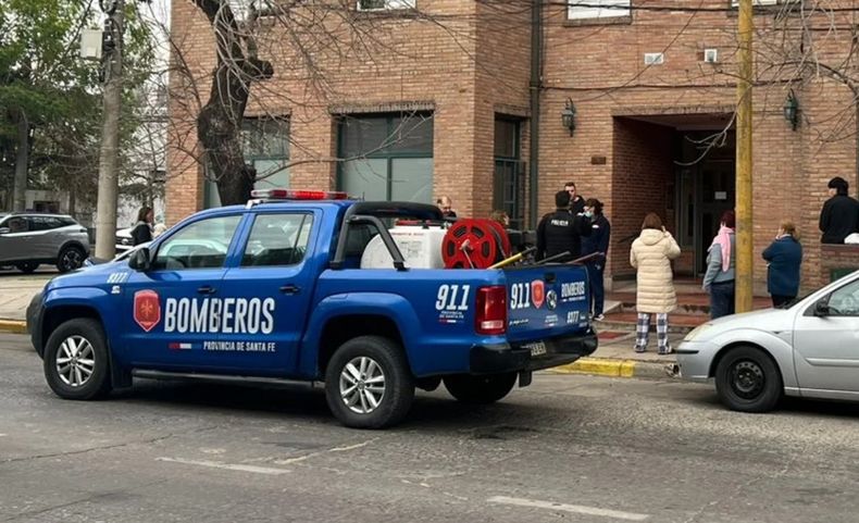 Personal de Bomberos y la Policía llegaron al lugar.
