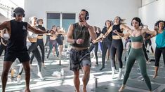 Este deporte se practica con auriculares y escuchando música electrónica. Este deporte se practica con auriculares y escuchando música electrónica.