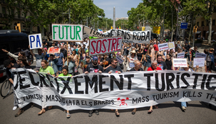 Los manifestantes recorrieron calles del centro de Barcelona para visibilizar la problemática del turismo masivo.